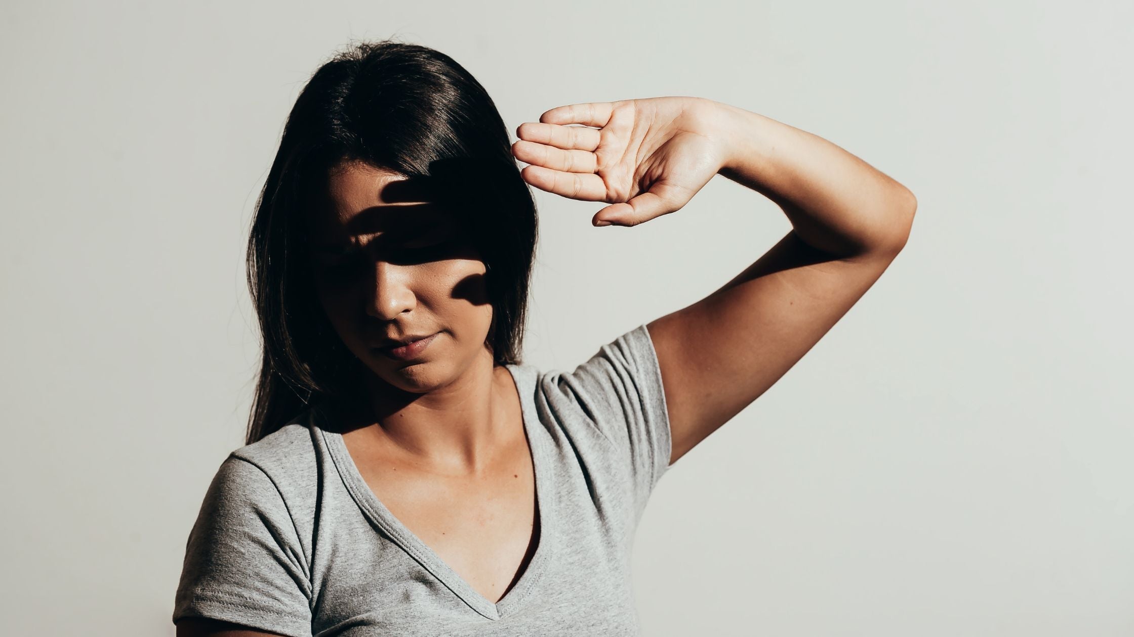 femme sensible à la lumière, photophobie